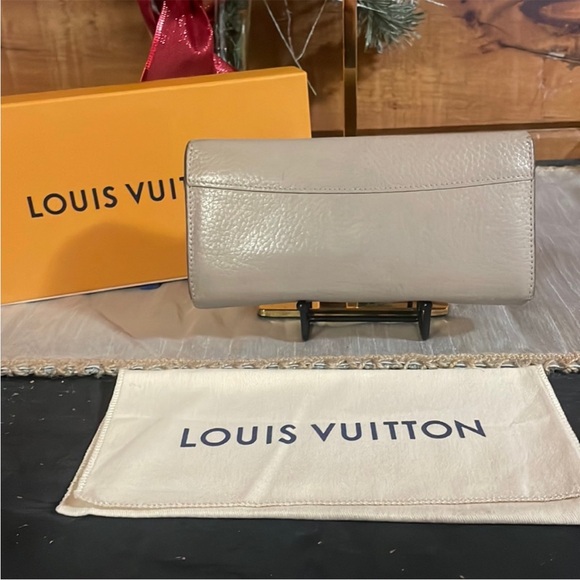 LOUIS VUITTON 2016 gray leather LV Monogram Capucines Wallet serial #MI3176 - Picture 4 of 6